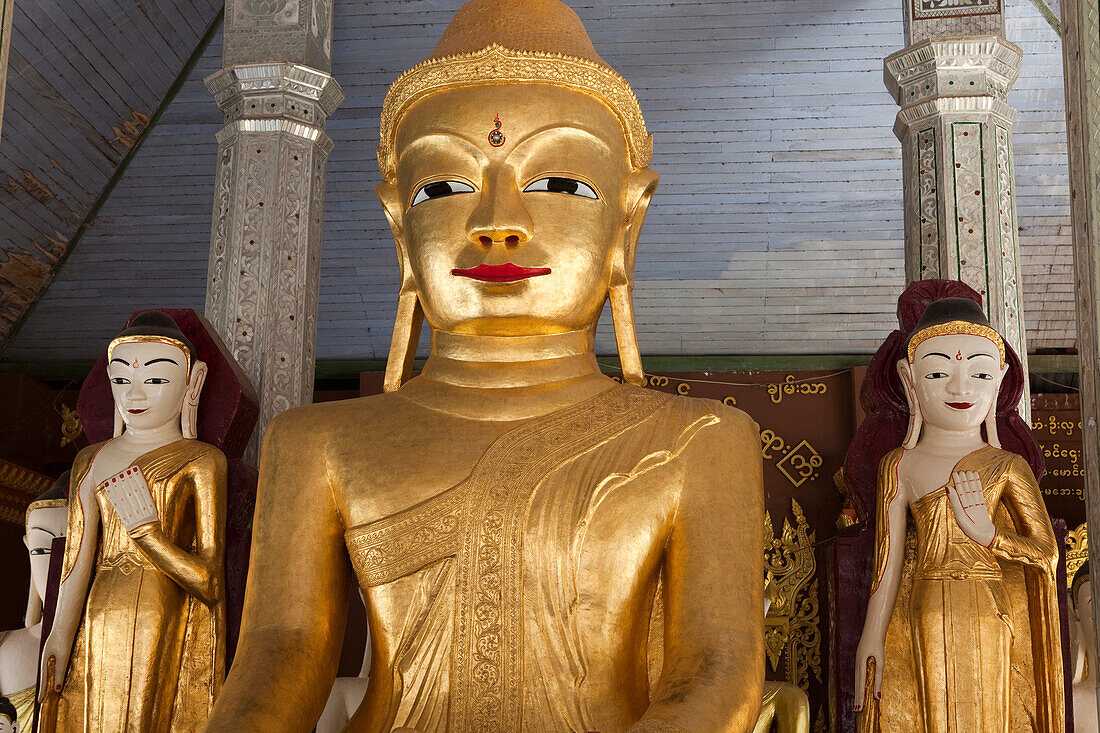 Goldener Buddha in der Shwesandaw Pagode in Twante, Irrawaddy Delta, Myanmar, Burma, Asien