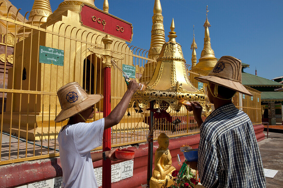 Menschen vor der Shwesandaw Pagode in Twante, Irrawaddy Delta, Myanmar, Burma, Asien