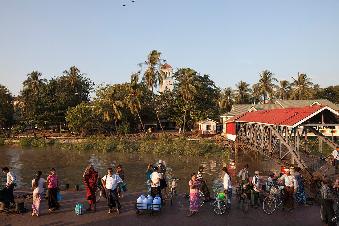 Menschen warten auf dem Anleger der Flussfähre, Ayeyarwady Fluss, Rangun, Myanmar, Burma, Asien