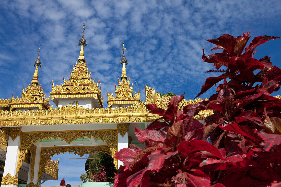 Eingangstor zum buddhistischen Pilgerziel Kyaikhtiyo Pagode und dem Goldenen Felsen, Mon Staat, Myanmar, Burma, Asien