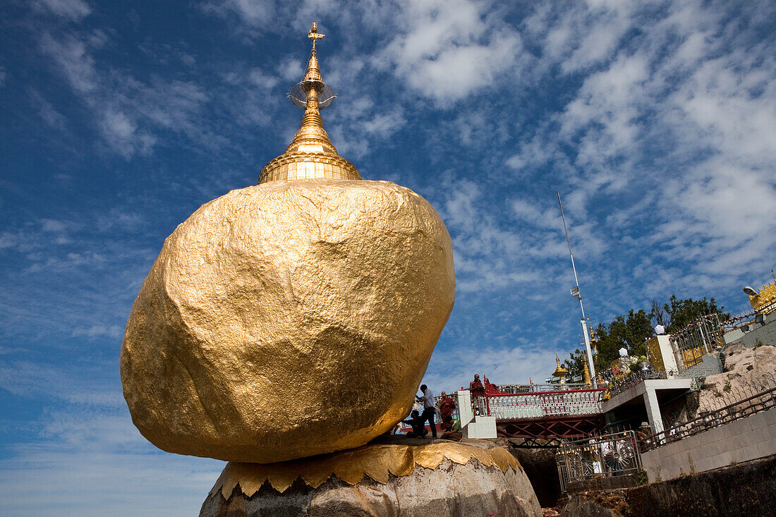 Goldener Felsen, Buddhistisches Pilgerziel Kyaikhtiyo Pagode im Sonnenlicht, Mon Staat, Myanmar, Burma, Asien