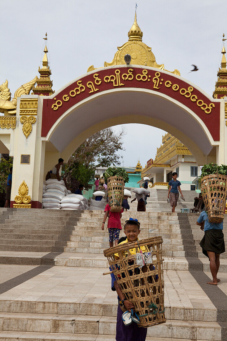 Menschen vor dem Eingangstor zum buddhistischen Pilgerziel Kyaikhtiyo Pagode und dem Goldenen Felsen, Mon Staat, Myanmar, Burma, Asien
