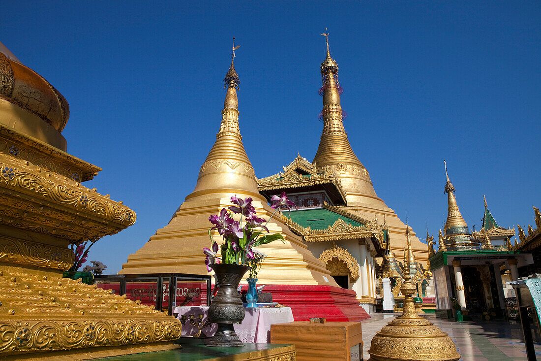 Buddhistische Kyaik Thanlan Pagode unter blauem Himmel, Goldene Stupa, Mawlamyaing, Mon Staat, Myanmar, Burma, Asien