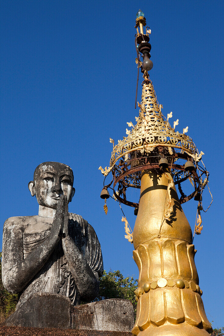 Buddhistische Figur und goldene Stupa beim grössten liegenden Buddha der Welt Zinathuka Yan Aung Chanta, Yadana Taung, Mon Staat, Myanmar, Burma, Asien