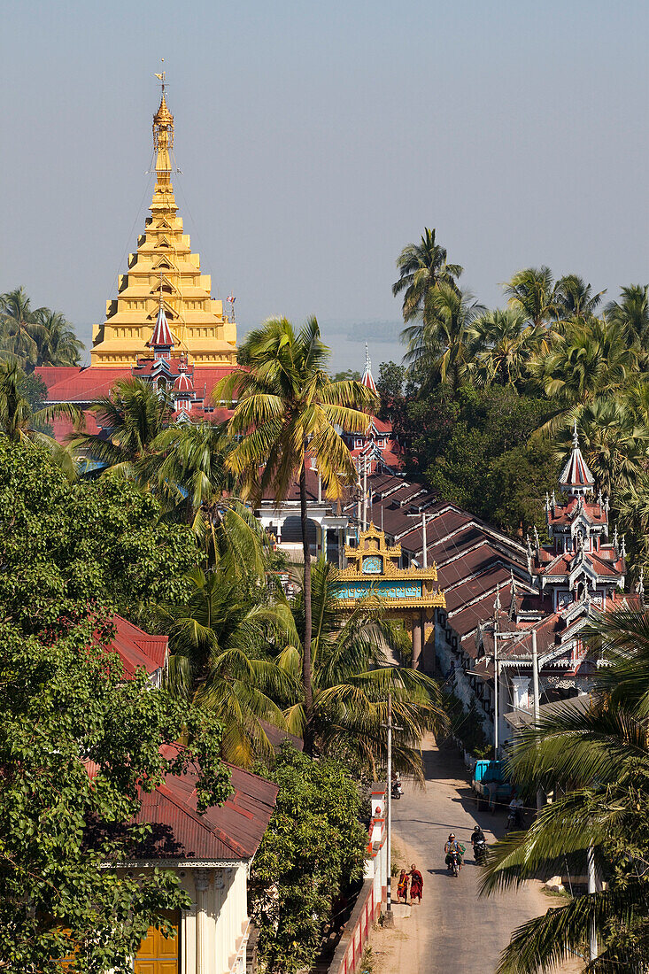 Blick auf buddhistische Mahamuni Pagode hinter Bäumen, Mawlamyaing, Mon Staat, Myanmar, Burma, Asien