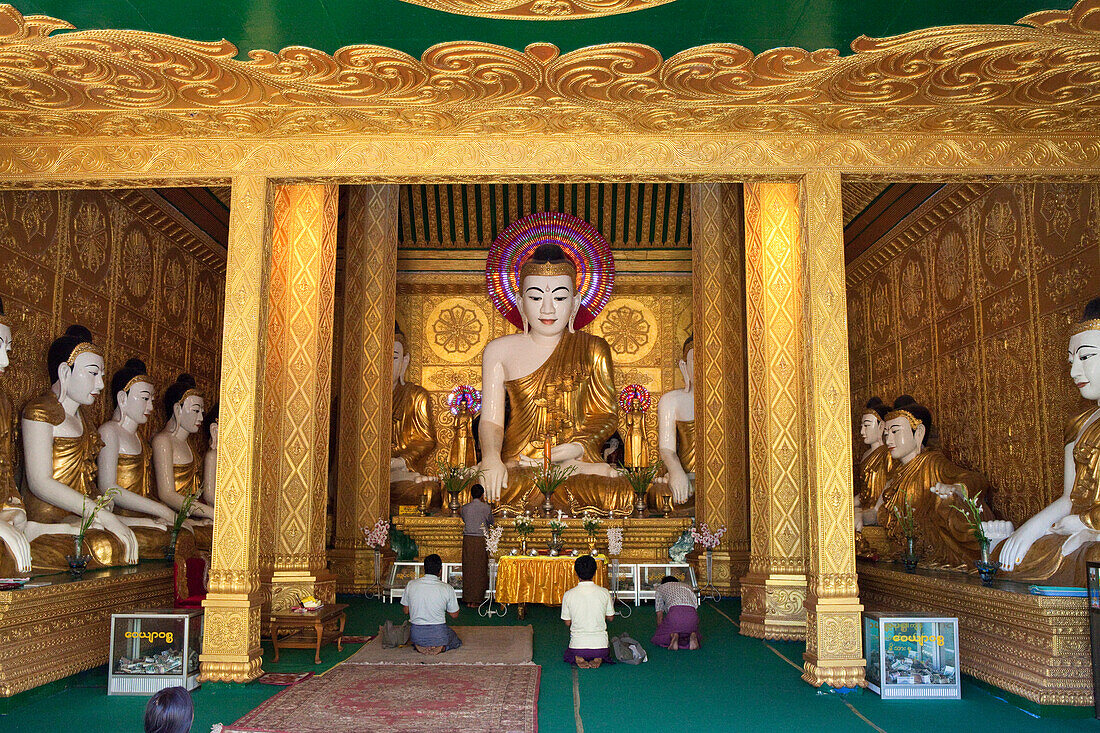 Menschen und buddhistische Figuren in der Aung Theikdi Pagode, Mawlamyaing, Mon Staat, Myanmar, Burma, Asien