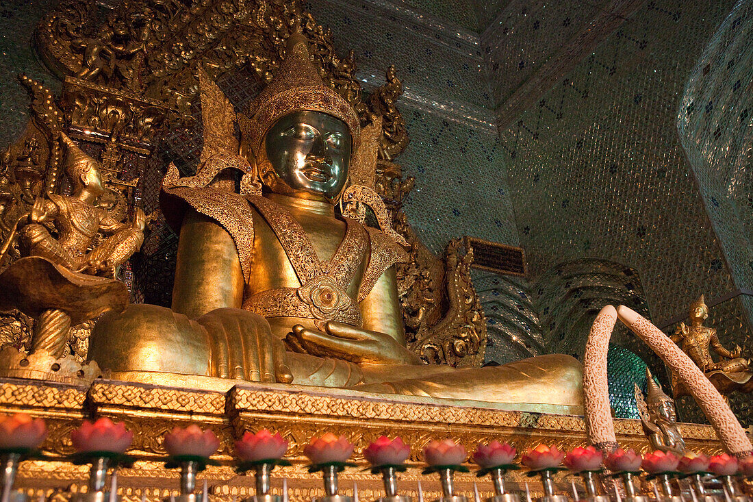 Goldener Buddha in der Mahamuni Pagode, Mawlamyaing, Mon Staat, Myanmar, Burma, Asien