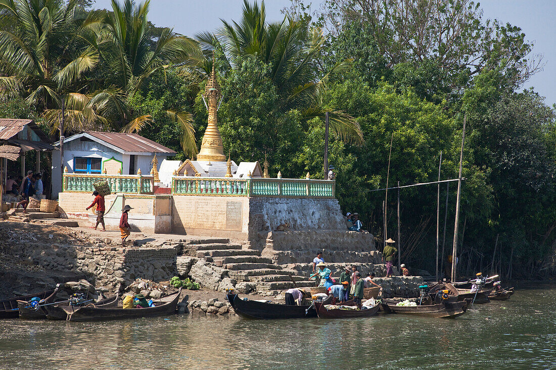 Boat port and houses at the Thanlwin river, Hpa An, Kayin State, Myanmar, Birma, Asia