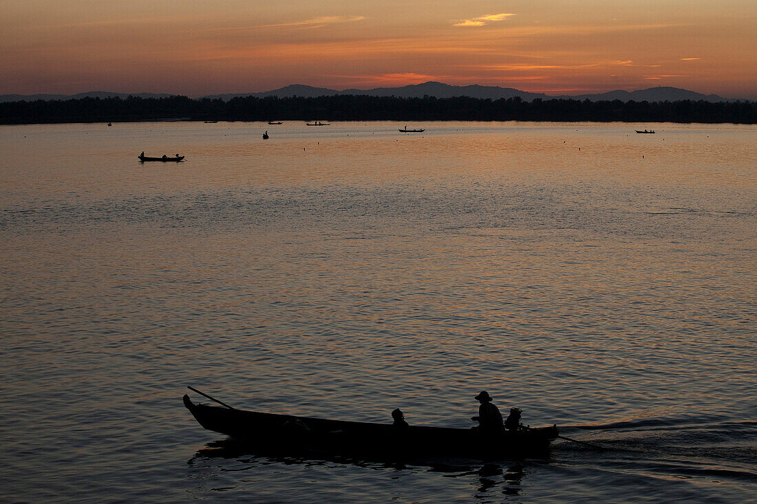 Fischerboote auf dem Fluss Thanlwin in der Abenddämmerung, Mawlamyaing, Mon Staat, Myanmar, Burma, Asien