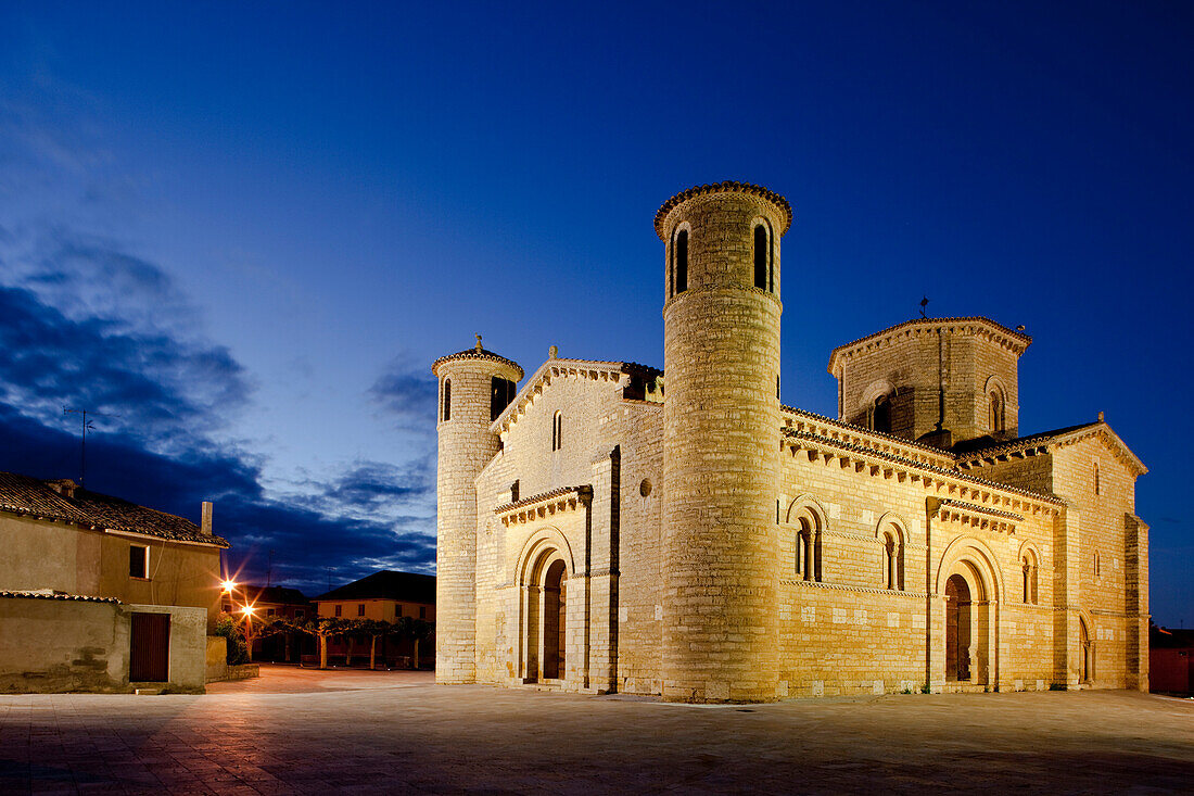 Romanische Kirche San Martín bei Nacht, 11. Jahrhundert, Fromista, Iglesia San Martin, Kirche, 11.Jhd., Romanisch, Camino Frances, Jakobsweg, Camino de Santiago, Pilgerweg, UNESCO Welterbe, europäischer Kulturweg, Provinz Palencia, Altkastilien, Castilla 