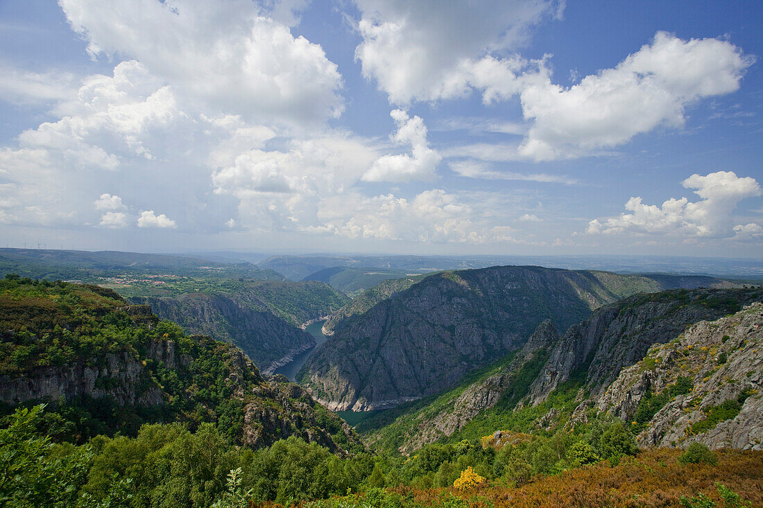 Viewpoint Mirador de Cabezoas with view of the canyon, Gargantas del Sil and Rio Sil, Way of St. James, Camino de Santiago, pilgrims way, province of Orense, Galicia, Northern Spain, Spain, Europe