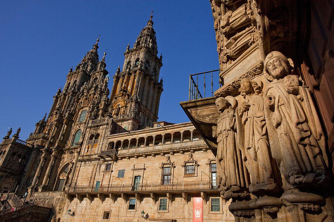 Portal am Colegio de San Jeronimo mit Skulptur des Hl. Jakobus, Kathedrale von Santiago de Compostela, 5.Jhd., Camino Frances, Jakobsweg, Camino de Santiago, Pilgerweg, UNESCO Welterbe, europäischer Kulturweg, Provinz La Coruna, Galicien, Nordspanien, Spa