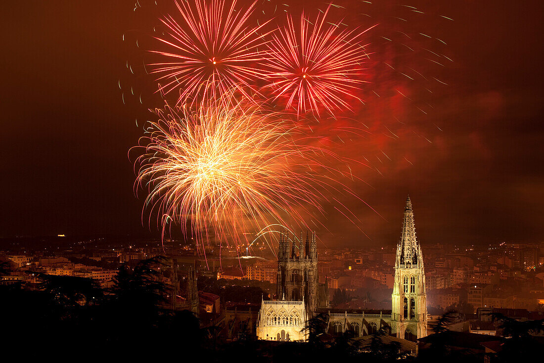 Kathedrale von Burgos bei Nacht mit Feuerwerk, gotisch, Camino Frances, Jakobsweg, Camino de Santiago, Pilgerweg, UNESCO Welterbe, europäischer Kulturweg, Kastilien-Leon, Nordspanien, Spanien, Europa