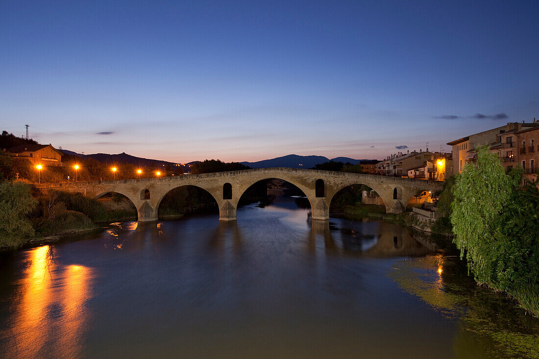 Puente la Reina, steinbrücke aus dem 11.Jhd., Rio Arga, Fluss, Camino Frances, Jakobsweg, Camino de Santiago, Pilgerweg, UNESCO Welterbe, europäischer Kulturweg, Provinz Navarra, Nordspanien, Spanien, Europa