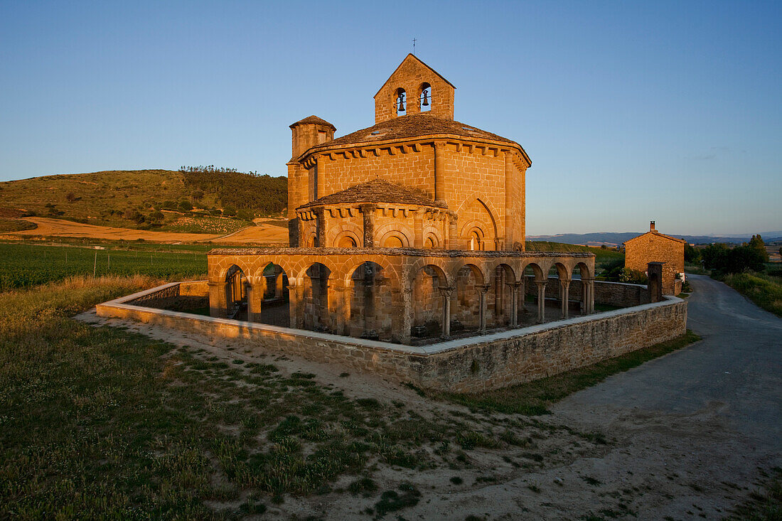 Santa Maria de Eunate, romanische Kirche aus dem 12.Jhd., mozarabisch, bei Puente la Reina, Camino Frances, Jakobsweg, Camino de Santiago, Pilgerweg, UNESCO Welterbe, europäischer Kulturweg, Provinz Navarra, Nordspanien, Spanien, Europa