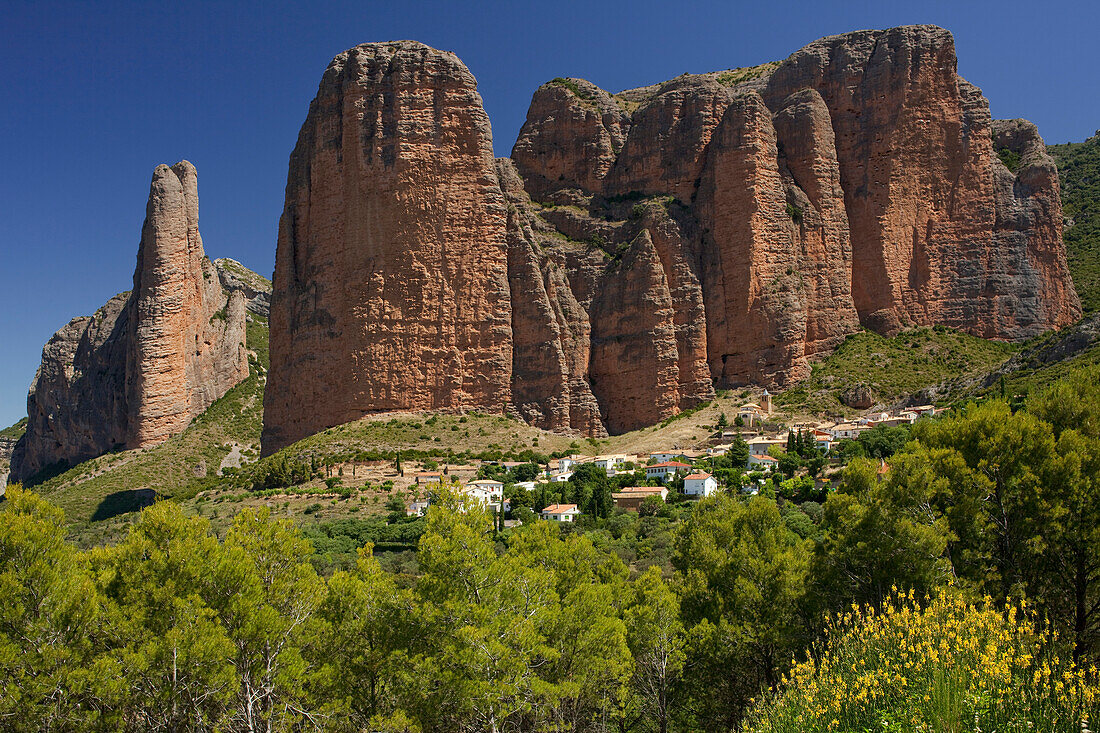 Rock formations in Los Mallos de Riglos, near Riglos, Rio Gallego, Camino Frances, Way of St. James, Camino de Santiago, pilgrims way, province of Huesca, Aragon, Northern Spain, Spain, Europe