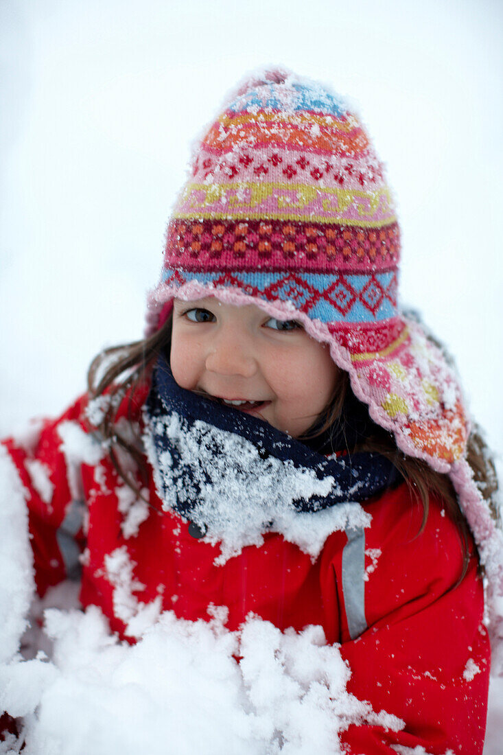 Girl (5 years) in snow, skiing area Heuberg, Hirschegg, Kleinwalsertal, Vorarlberg, Austria