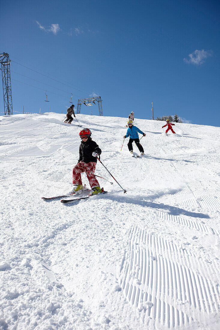 Kinder fahren Ski auf frisch präparierter Piste, Schlößlelift, Hirschegg, Kleinwalsertal, Vorarlberg, Österreich