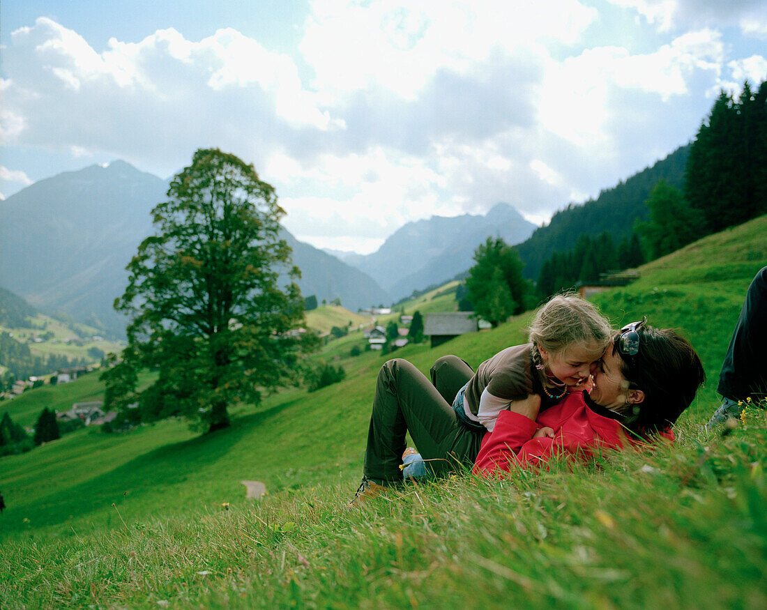 Mutter und Tochter spielen zusammen, Wiesen in der Nähe von Naturhotel Chesa Valisa, Hirschegg, Kleinwalsertal, Österreich