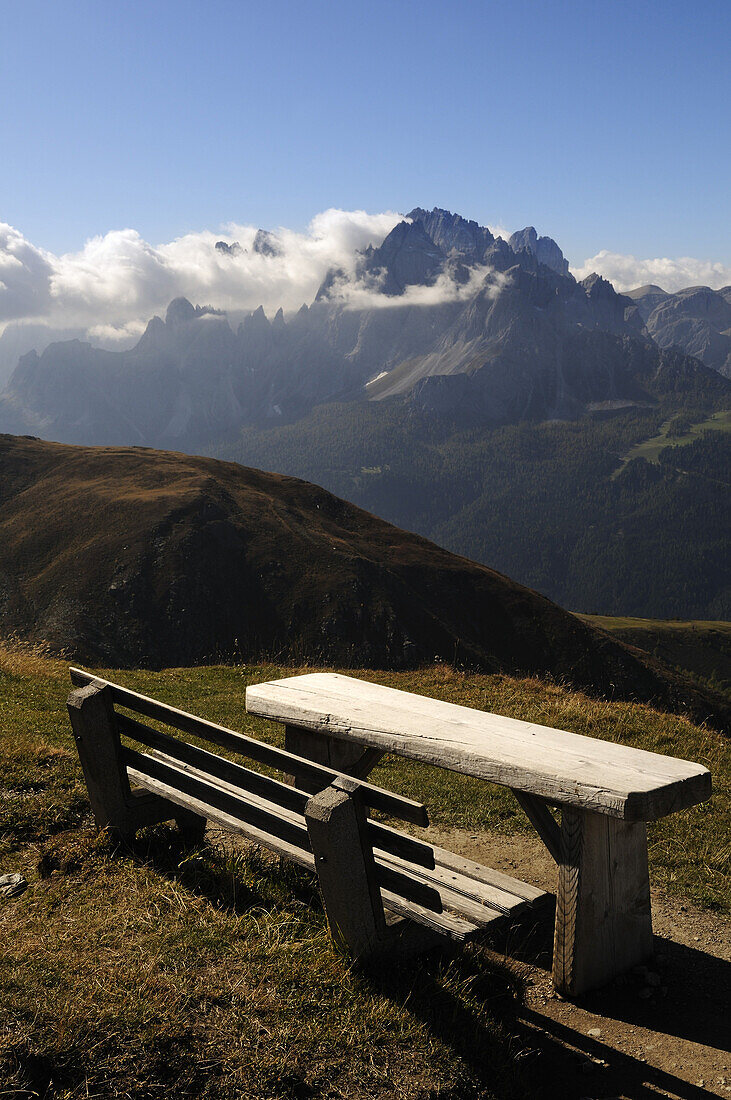 Wooden bench, Karnischer Höhenweg, Zwölferkofel, Val Pusteria, Dolomites, South Tyrol, Italy, Europe