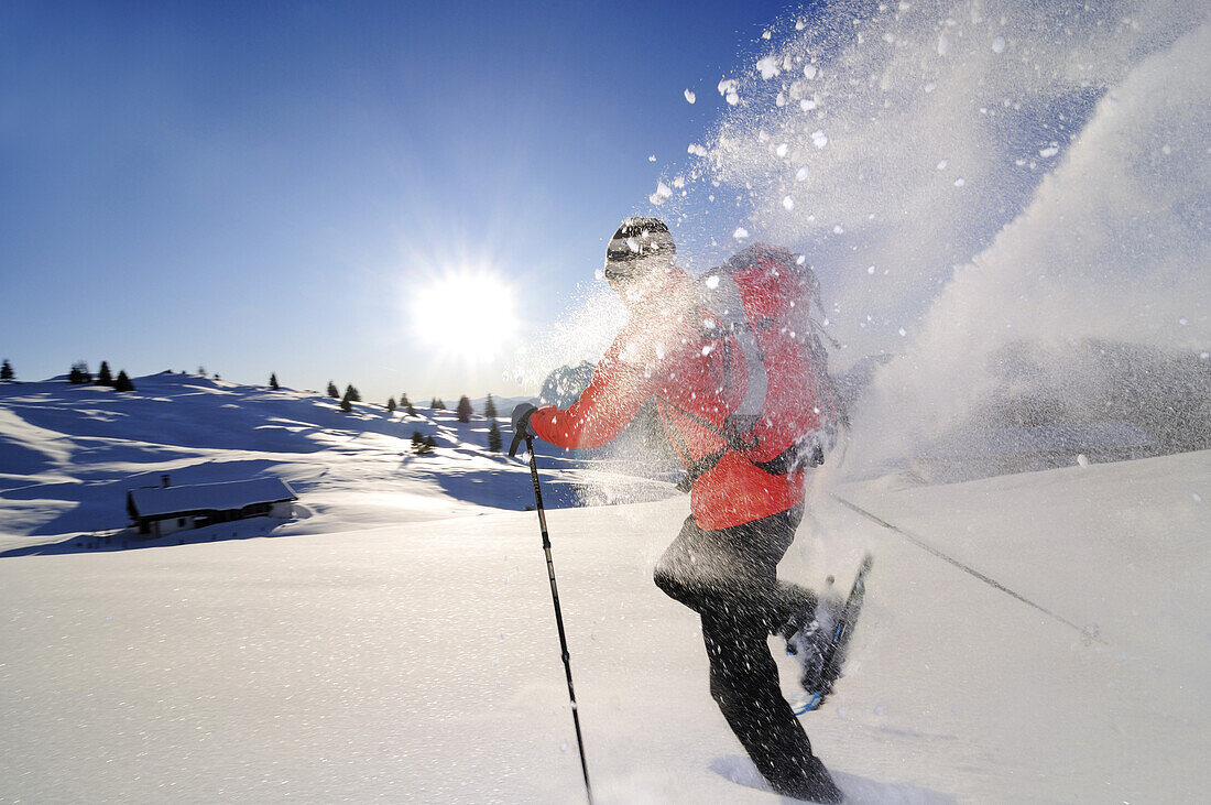 Mann beim Schneeschuhlaufen in verschneiter Landschaft, Eggenalm, Reit im Winkl, Chiemgau, Bayern, Deutschland, Europa