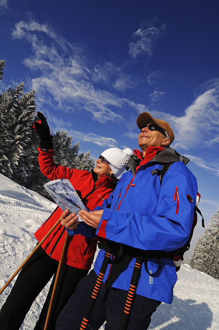 Menschen wandern auf Winterwanderweg in verschneiter Landschaft, Hemmersuppenalm, Reit im Winkl, Chiemgau, Bayern, Deutschland, Europa