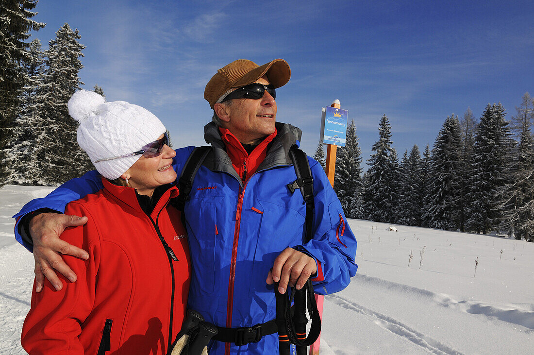 Menschen wandern auf Winterwanderweg in verschneiter Landschaft, Hemmersuppenalm, Reit im Winkl, Chiemgau, Bayern, Deutschland, Europa