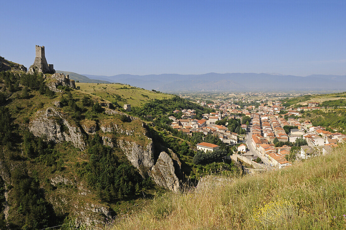 Bergdorf unter blauem Himmel, Gioia dei Marsi, Nationalpark der Abruzzen, Abruzzen, Italien, Europa