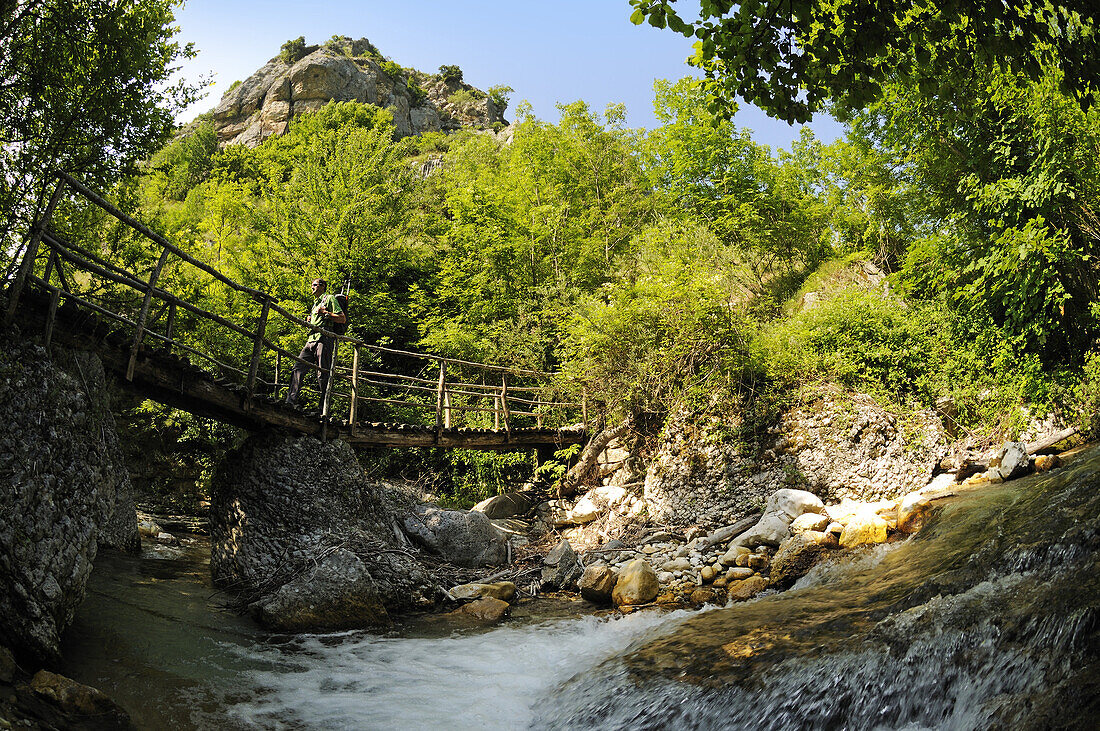 Wanderer auf einer Brücke im Grünen, Caramanico Terme, Orfento Schlucht, Maiella Nationalpark, Abruzzen, Italien, Europa