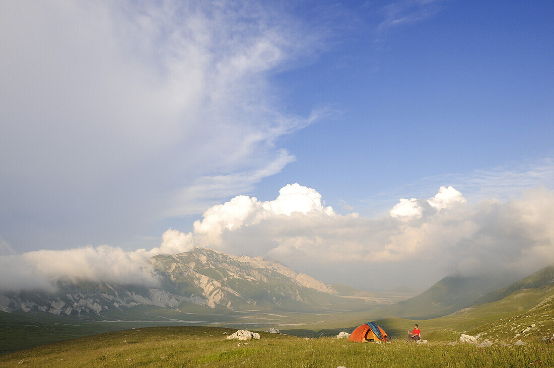 Wanderer vor Zelt auf dem Campo Imperatore, Monte Prena, Monte Camicia, Gran Sasso Nationalpark, Abruzzen, Italien, Europa