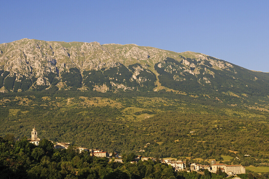 Blick auf Berge im Caramanico Terme, Maiella Nationalpark, Abruzzen, Italien, Europa