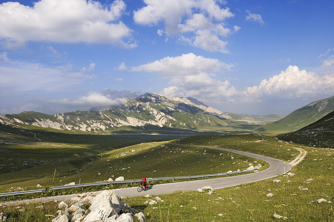 Radfahrer auf Landstrasse auf dem Campo Imperatore, Monte Prena, Monte Camicia, Gran Sasso Nationalpark, Abruzzen, Italien, Europa