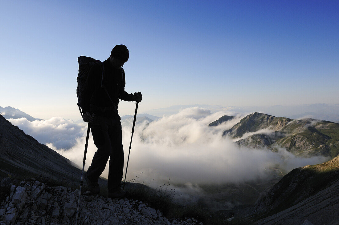 Bergsteiger am Corno Grande bei Sonnenaufgang, Campo Imperatore, Gran Sasso Nationalpark, Abruzzen, Italien, Europa