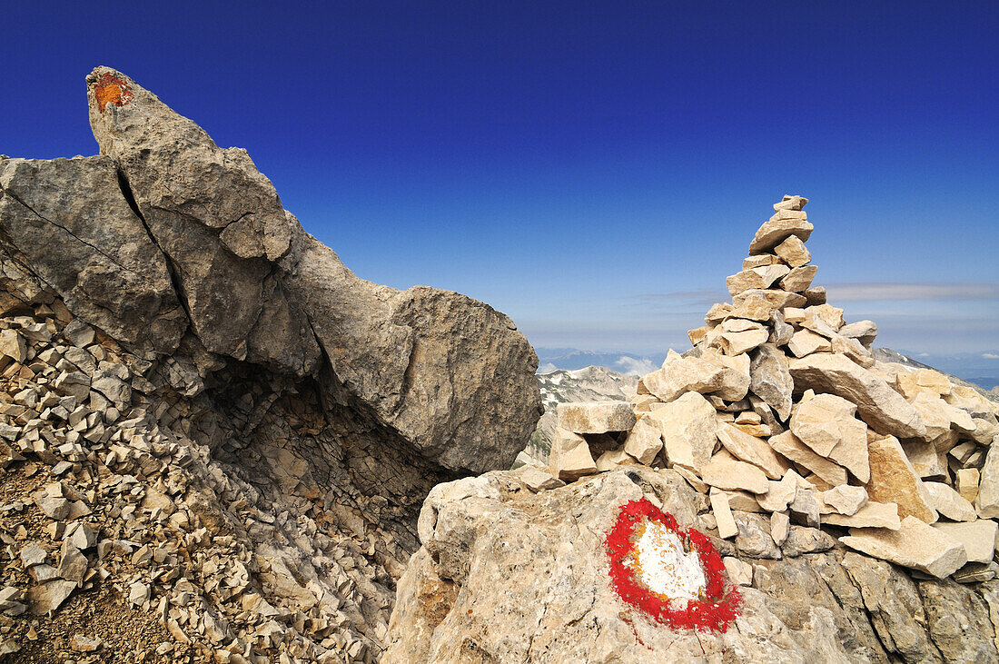Wegmarkierung am Gipfelaufbau des Corno Grande, Campo Imperatore, Gran Sasso Nationalpark, Abruzzen, Italien, Europa