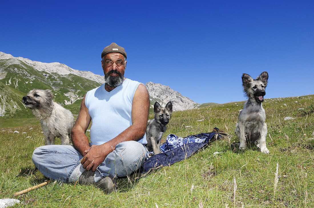 Schäfer mit Hunden in den Bergen, Corno Grande, Campo Imperatore, Gran Sasso Nationalpark, Abruzzen, Italien, Europa
