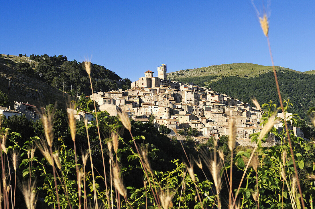 Mountain village Castel del Monte, Abruzzi, Italy, Europe