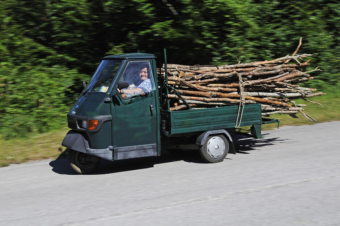 Alte Frau transportiert Holz mit Vespa APE, Abruzzen, Italien, Europa