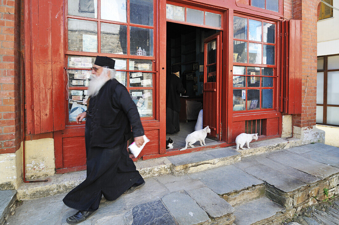 Mönch vor Geschäft in Karies, Berg Athos, Chalkidiki, Griechenland