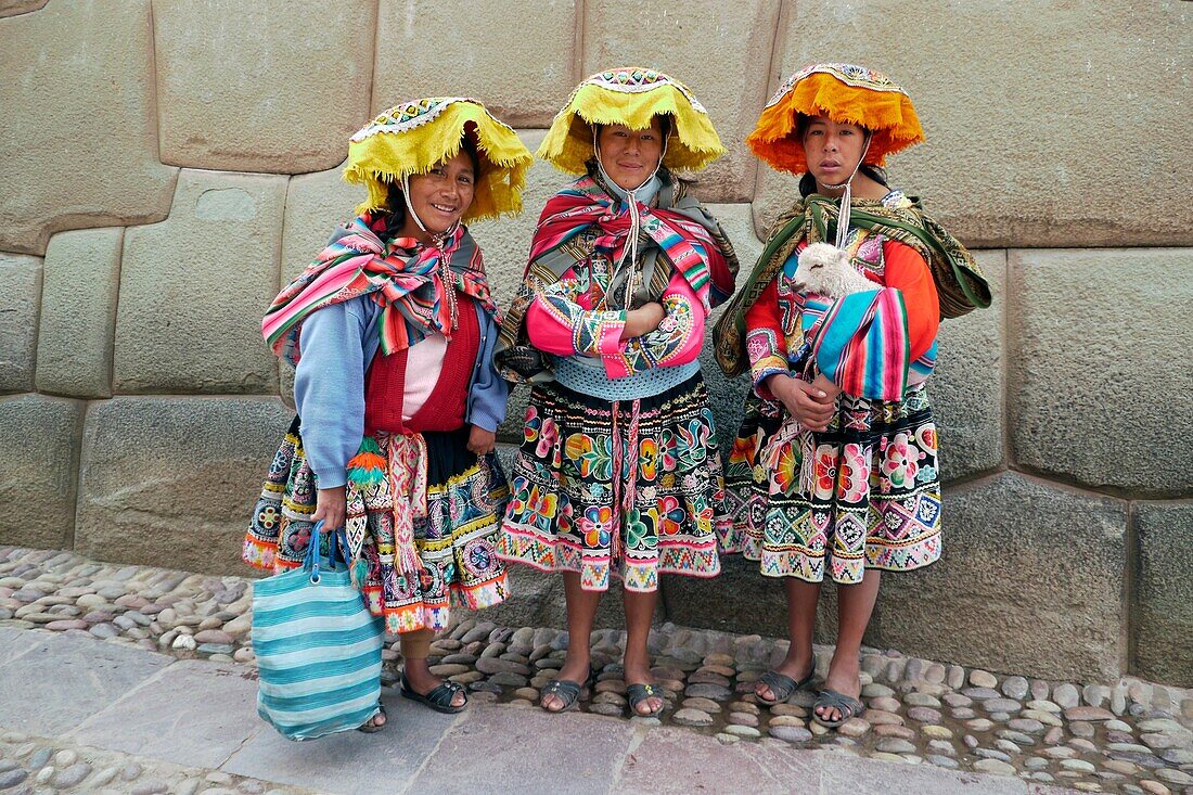 PERU Quechua women, Cusco  PHOTOGRAPH by SEAN SPRAGUE