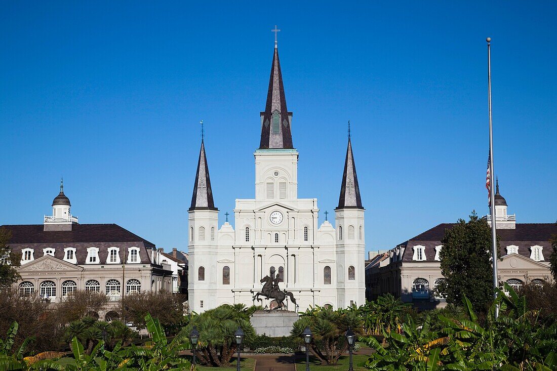 USA, Louisiana, New Orleans, French Quarter, Jackson Square, St Louis Cathedral and Andrew Jackson statue