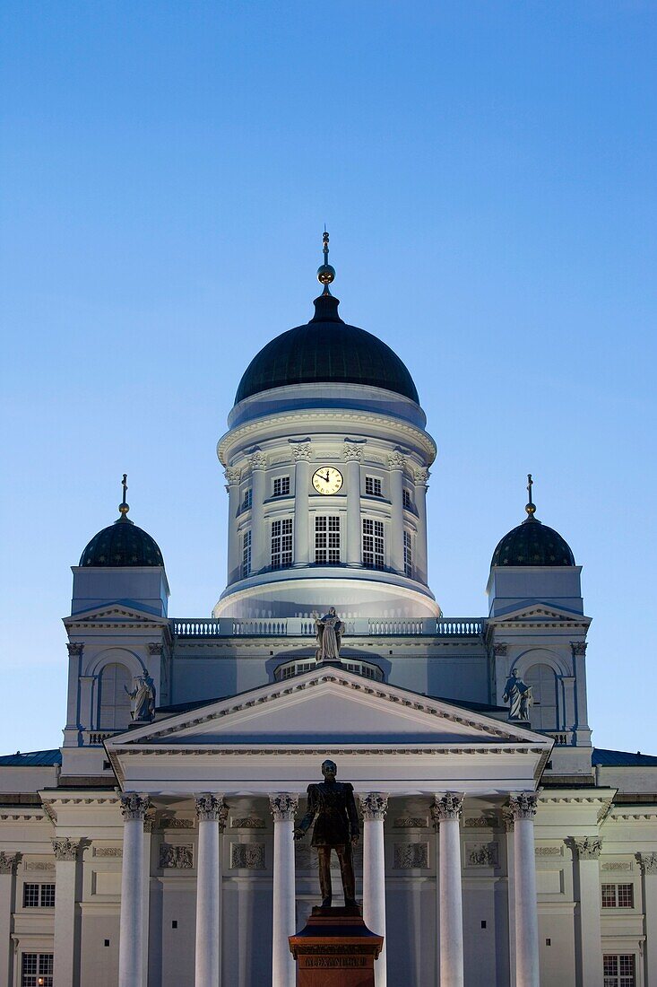 Finland, Helsinki, Senate Square, Senaatintori, Tuomiokirko, Lutheran Cathedral, dusk