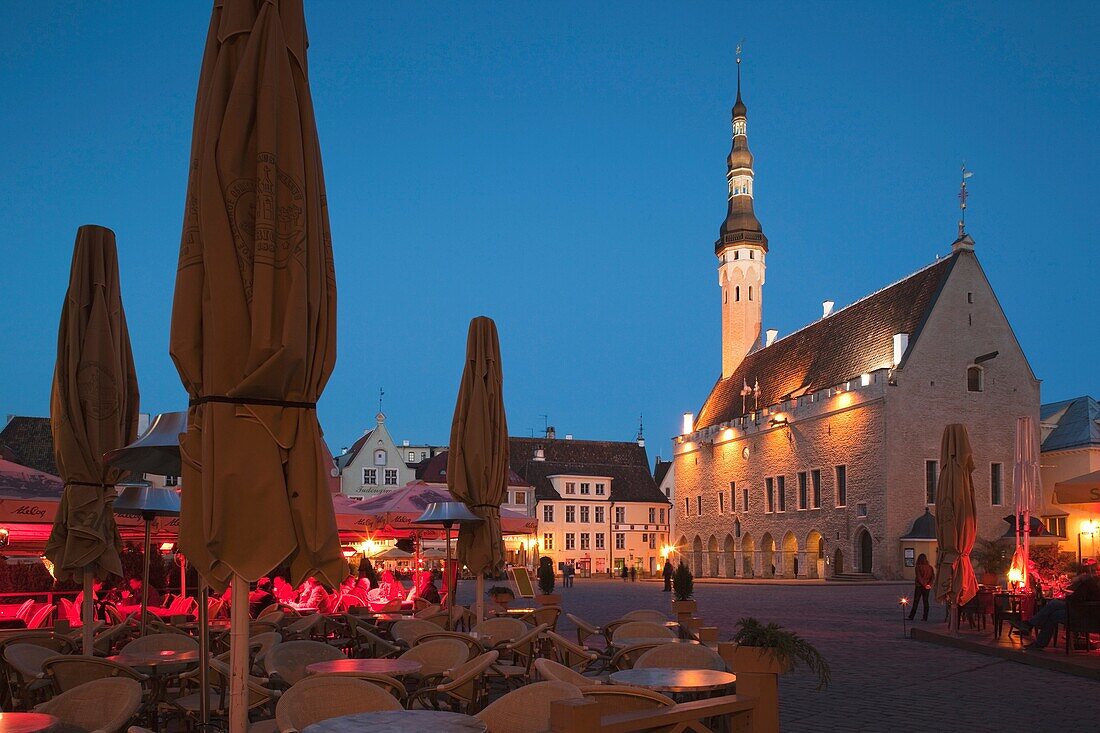 Estonia, Tallinn, Old Town, Raekoja plats, Town Hall Square, evening