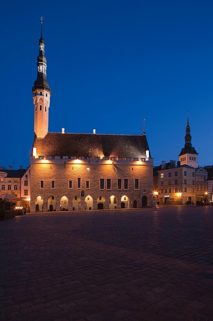 Estonia, Tallinn, Old Town, Raekoja plats, Town Hall Square, evening