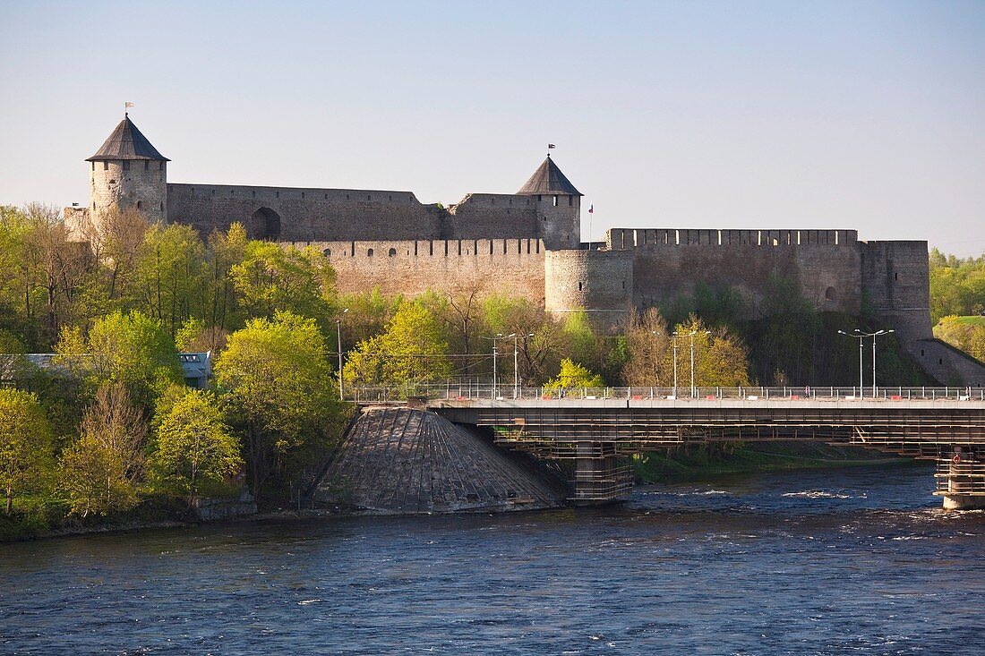 Estonia, Northeastern Estonia, Narva, view of Narva River, Friendship Bridge and Ivangorod Castle, Russia, morning