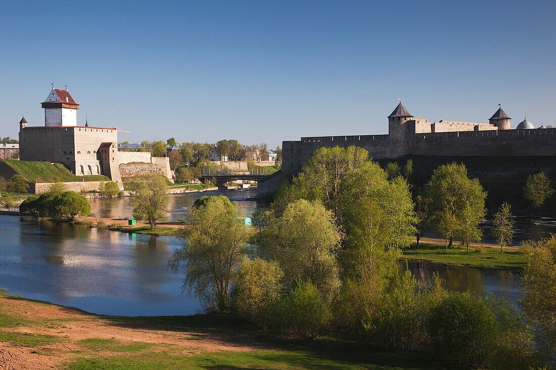Estonia, Northeastern Estonia, Narva, Narva Castle, 13th century, and Ivangorod, Russia castle, morning