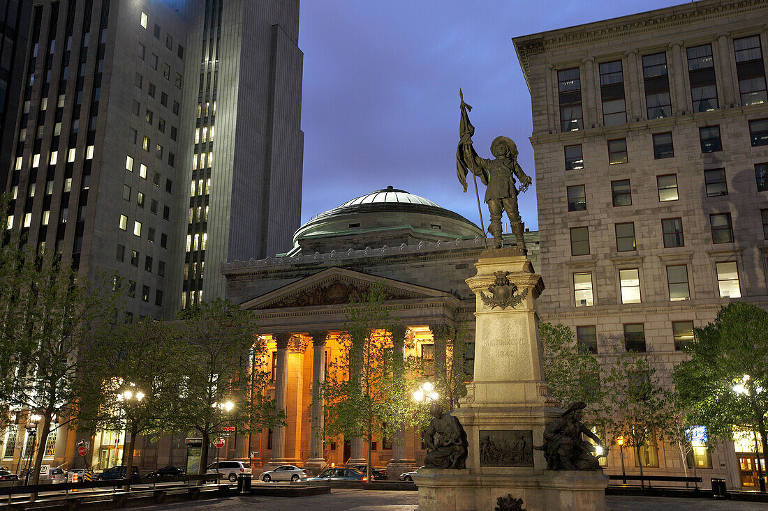 Statue of Paul de Chomedey de Maisonneuve and Bank of Montreal in Place d'Armes square, Montreal, Quebec, Canada
