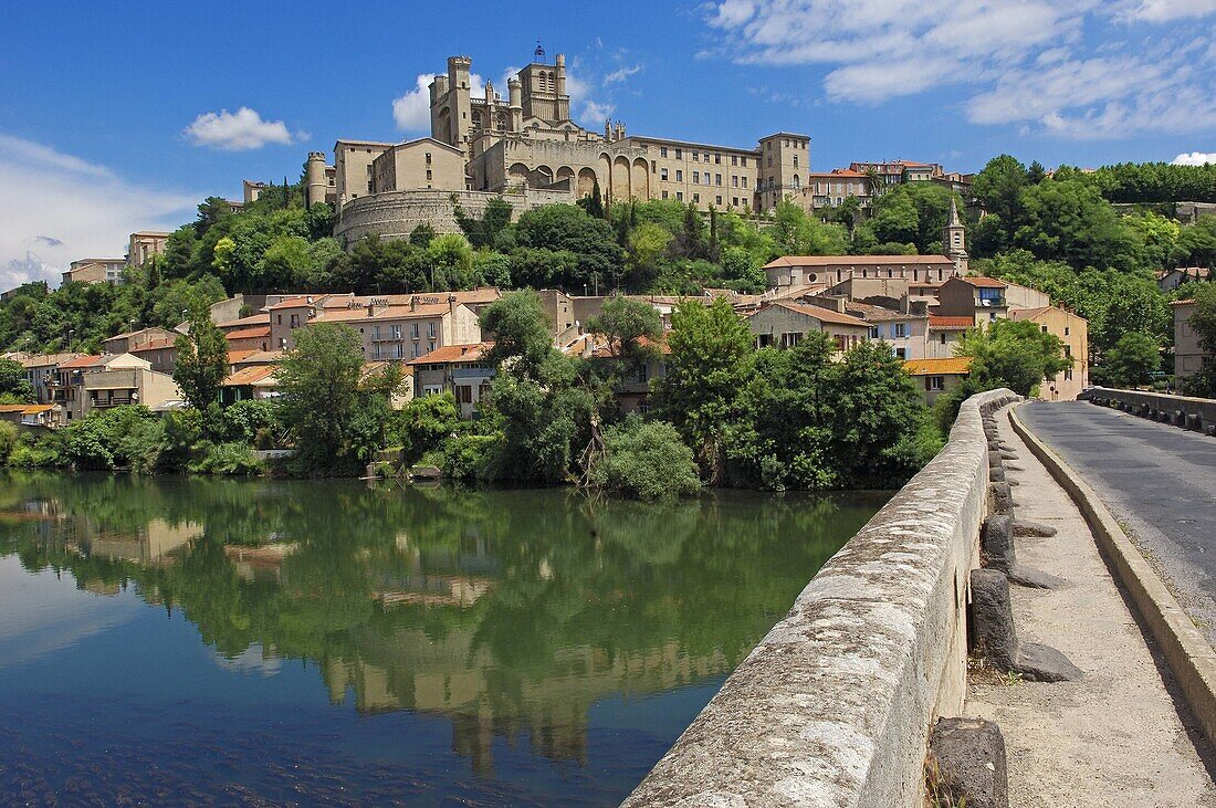 River Orb, 'Pont Vieux,  old bridge and Saint-Nazaire cathedral (14th century), Beziers. Herault, Languedoc-Roussillon, Francia