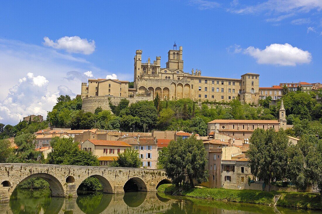 River Orb, 'Pont Vieux,  old bridge and Saint-Nazaire cathedral (14th century), Beziers. Herault, Languedoc-Roussillon, Francia