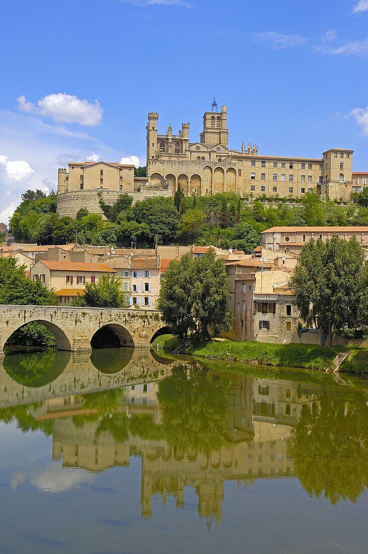 River Orb, 'Pont Vieux,  old bridge and Saint-Nazaire cathedral (14th century), Beziers. Herault, Languedoc-Roussillon, Francia