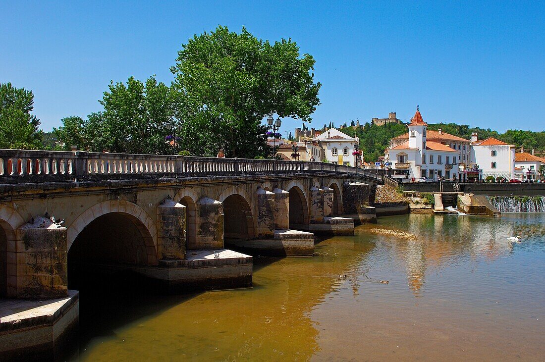 Ponte Velha (old bridge) over Nabão river and Castle and Convent of the Order of Christ in background, Tomar, Santarem District, Ribatejo, Portugal